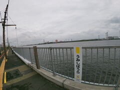 本当に駅の目の前が海でした！！
晴れていたら夕陽がとても綺麗らしい