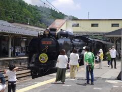 関越道を降りて碓氷峠鉄道文化むらに来てみました。横川駅にＳＬぐんまよこかわが停車していました。ここで大きな勘違いをしておりました。私は停車しているＤ５１は単に横川駅に展示されているものとばかり思っていたのですが、高崎駅から横川駅にしっかりと走ってきたとようです。お客様を乗せて。。。知らないって恐ろしい（泣
ホーム内に峠の釜めし おぎのやさんが入っていました。