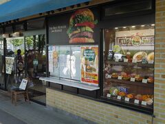 駅を抜け、アウトレットのエリアに来ました。ハワイに行けないから、ちょっとだけでもＨＡＷＡＩＩの気分を味わえるところで、クアアイナに入ることにしました。