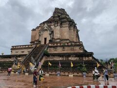 続いて足を運んだのがワット チェーディ ルアン。チェンマイ最大の仏塔がある旧市街のほぼ中央に建つ寺院で、敷地も広く、市内屈指の観光地です。16世紀にあった地震で86mもあった仏塔が崩れたようですが、それでも迫力があります。

中には仏像があり、周りを象たちが囲っています。