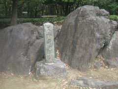 ここの最大の見どころはこちら。

山頂付近にある床机石です。

戦いの際の軍議において、家康がここに腰掛けていたそうです。