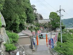 千光寺までは結構急な坂を下って、そこから少し登ります。

そしてさっきのロープウエイ。
駐車場よりさらに高い位置に駅があるので、もっと坂を降りて千光寺です。
つまり、帰りは登り。

ロープウエイ運行中止で良かったと思った瞬間。
ロープウエイ降りて目の前に千光寺がなくて、そこから坂の登り下りなんて、気持ちが折れてしまいます。