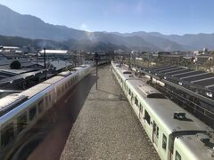 西武秩父駅に着きました。
駅舎が綺麗でビックリ。跨線橋からは秩父山脈が臨めます。