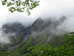 樹林帯を歩くが本谷で展望が開ける。しかし、山の上の方が雲に覆われてしまっている。天気予報は回復傾向なので、登っている間に雲が取れることを期待。