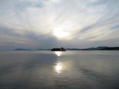 沖合に嫁ヶ島が見える夕日スポットで夕日が沈むのを待つ。