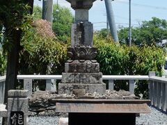 仏師能光尊の碑。高野山中門にあった多聞、持国の二天王を彫刻したと言われています。