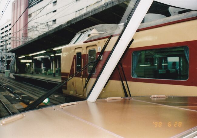 特急車両を追い越します。