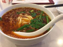 どえりゃあ辛い(大汗)

これはムリ～

これが名古屋市民のソウルフードなのか

なんとか麺だけ食べて
すぐに退散(>_<)

