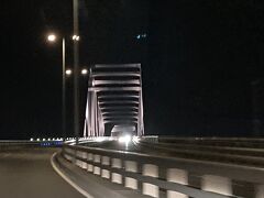 普段は湾岸から帰ることが多いけれど、今日は私の運転だし、私の好きな東京ゲートブリッジを通ってみることにしました。
渡るよりちょっと離れたところから見た方がおしゃれな橋ですね～
