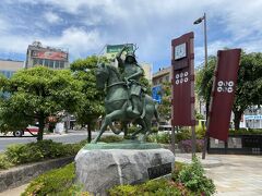 駅前には真田幸村の騎馬像があります。