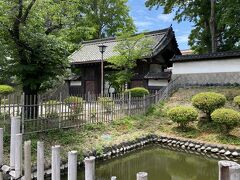 上田藩主居館跡。
関ヶ原の戦いの後に、真田信之がここに館を構えたそうです。
現在は上田高校となっています。