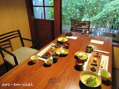 朝食も、前夜と同じお部屋。