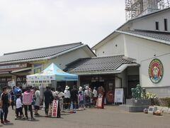 道の駅「大栄」の裏には「青山剛昌ふるさと館」、いわば「コナン資料館」があります。
寄ってみようと思いましたが、２時間待ち。
２時間も時間がもったいなので残念ながらここはパス。
「コナン」って人気があるんですね。
