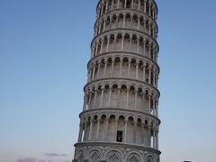 【Torre di Pisa】
ピサの斜塔、到着！
しっかり傾いています。その傾斜3,99°。
昔は5.5°だったんですって。

