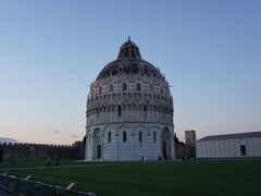 【Battistero di San Giovanni (Pisa)】
洗礼堂。大聖堂の西側に建っています。