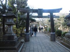 江島神社の奥津宮です。この鳥居はなんと源頼朝が寄贈したものだそうです。