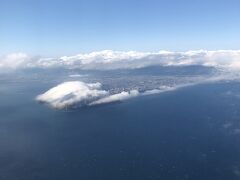 羽田14:40発Air Do→函館16:00
見えてきた函館山･･･にめっちゃ雲がかかってます。

視界不良のため着陸やり直しに。
今日は時間に追われていないので、ちょっとくらい遅れてもキーキー言いません。

1月に函館に2時間ばかり立ち寄ったのですよ。
あのときゴーアラされたら大ピンチだったかも↓
女ひとり1泊3日で岡山＆兵庫+α★ドラクエウォークおみやげ回収の旅
https://4travel.jp/travelogue/11671415
