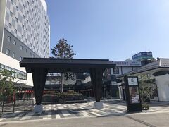 駅前に誠のちょうちんが･･･
こんな施設がいつの間にかできたんですね。

函館駅前横丁「ハコビバ」

函館は札幌と違って観光依存度が高そうなので、こんなにひっそりしてて大丈夫なのかなあと心配になります。