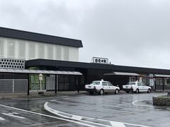 新発田駅到着。小雨が降っているので、コインロッカーに荷物を預けて身軽にして歩き出しました。
もうお昼13時、お腹も減りましたのでまずはお昼ごはん食べに行きます。