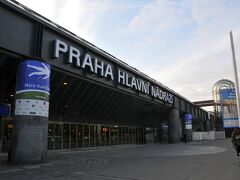 旧王宮見学後、中央駅で明日のウイーン行きの座席予約が必要だったのでプラハ中央駅を訪れました。中は工事中でした。