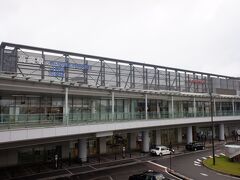 　金沢で乗り継ぎ、二時間ちょっとで富山県の高岡駅に到着です。富山県第二の都市です。