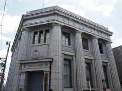 大正浪漫夢通りの端までやってきました。
ひときわ大きな建物である川越商工会議所がありました。