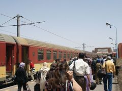 鉄道の旅では太陽の位置が重要といいますが、その通り。今回太陽側だったのですが、日差しが暑い暑い！空調が十分な電車だったらまだいいですが、貧弱なところの電車は座る位置も気をつけましょう。

さて、第一の目的地のマラケシュです。