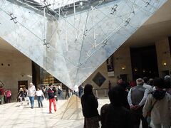 　昼食終はルーブル美術館へ。半地下のガラスのピラミッド前が入口。
