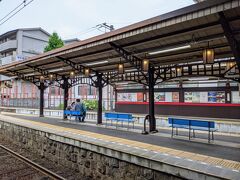 出町柳駅ホーム。照明のランプがノスタルジック。