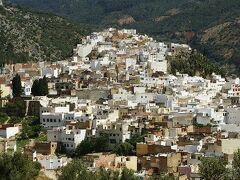 全部は見きれなかったけど、メインと7割がた遺跡は見れたので次のムーレイイドリスへ移動することにしました。待っている途中にドライバーさんフランス人のおばさん2名追加したみたいです。彼女たちはフェズに向かいたいみたいで街に早く帰りたいみたい。けど、こちらが出した条件を守ってもらわないとお金は出さないよということで、ムーレイイドリスの30分観光へ向けて出発。途中ムーレイイドリスが見渡せる丘からパノラマ景色を見せてもらって、もうこれで十分だろう？と言ってきたが、ふざけるなということでしっかり街へ向かってもらいました。