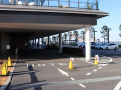 駐車場は1泊2,000円。

ハンマーヘッドのCIQホールが新型コロナウイルスのワクチン接種会場（6/6～7/31）となっている。
この先に送迎車用の乗降場があるのだが、間違えてホテルの車寄せに入ってくる車も多いようだ。

横浜ハンマーヘッド
https://www.hammerhead.co.jp/