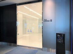 東京・羽田空港第2ターミナル 2F『ANA LOUNGE（本館北）』

60番ゲート付近にある『ANAラウンジ（本館北）』のエントランス
の写真。

本日1つ目は全日空『ANAラウンジ（本館北）』です。

実際は本館北側13番の「ANA PREMIUM CHECK-IN」内から来たので
1つ下の写真のエスカレーターがある場所に出ます。
（こちらの写真は『ANA LOUNGE（本館北）』の退出後に撮りました。）