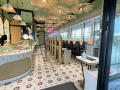 静岡県御殿場市『御殿場プレミアム・アウトレット』ヒルサイド
【LADUREE】

2020年6月1日にオープンしたマカロン【ラデュレ】
御殿場プレミアム・アウトレット店の店内の写真。

天井のフラワー型ライトやイートインスペースなど可愛らしい造りです。

マカロン・パリジャンを生み出し、パリのサロン・ド・テの
歴史を創り上げた、1862年創業の老舗パティスリーメゾン。
Fablicant de douceurs（美食の作り手）として、
世界中の人々を魅了し続けています。