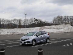 途中に立ち寄った錦秋湖サービスエリアの駐車場です。
まだ雪がたくさん残っています。