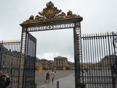 　約３０分でベルサイユ宮殿に到着。広大な石畳の向こうに、宮殿が左右対称に大きく開いています。