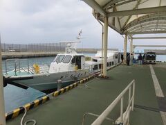 波照間島から安栄観光の高速船に乗船して西表島へ向かいます。
不定期ですが一部の便が波照間港から西表島大原港を経由して石垣島へ向かいます。