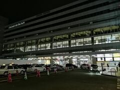 福岡空港から博多駅までは5分でした。
空港内の移動もそんなに時間がかからないので一瞬で町中に到着することができます。