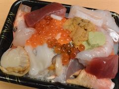 夕食には宮古駅前の蛇の目本店のちらし寿司を部屋でいただきました。
1580円のちらし寿司にはごはんもしっかりと入っていて食べ応えがありました。
