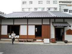 続いては、秋山兄弟の生家が復元されているとのことで見に行きます。
松山、「坂の上の雲」ブームです。