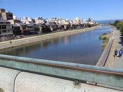 祇園四条駅で降りて四条通を西へ歩き鴨川に架かる四条大橋を渡ります。