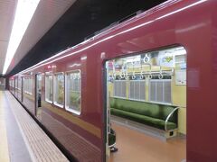 京都河原町駅（当時は河原町駅という名前でした。2019年に改称）から阪急電車に乗ります。
こちらも伝統の阪急マルーンのカラー。