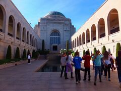 オーストラリア戦争記念館 (Australian War Memorial)

バスドライバーがガイドも兼ねていますが、ここからローカルガイドさんによる案内になりました。