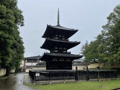 階段を半分ほど登ると、左手に見えるのが三重塔。北円堂とともに興福寺で最古の建物だそうです。
