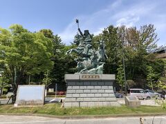 神奈川・小田原「小田原」駅西口のロータリー前にある
「北条早雲公」の騎馬像（台座付き）の写真。

この騎馬像は、1990年に小田原市の施政50周年を記念して
建立されたものだそうです。

騎馬の足元に三頭の牛がいますが、小田原攻略の際に用いられた
といわれる北条早雲の「火牛（かぎゅう）の計」を
モチーフにしているそうです φ(･ω･｡*)ｶｷｶｷ

※「火牛（かぎゅう）の計」とは、牛の角にたいまつを結んで、
大軍の夜襲に見せかけたという戦法。

戦国武将・小田原城主北条氏の初代早雲公は、1519年に没したと
言われており、今年（2019年）で500年目の節目を迎えます。