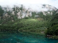 五花海

Y字の右上側の中ほどにある湖です。本来はこの先の原始森林が終点ですが、現在は未開放です。バス乗車30分弱で到着。
