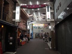 どうせならクラシックな商店街を歩いて行きましょ。
アーケードのある商店街。店も色々あって楽しいです。
