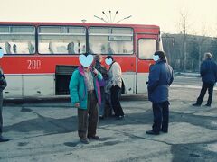 駅前のバスターミナルを8時に出発するホルムスク行きのバスに乗り込みます。運賃は10,000ルーブル（約630円）。