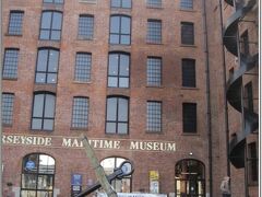 「Ｍerseyside・Maritime Museum/マージ・サイド海事博物館」
時間が早くオープン前で残念・・・

この大きな錨のオブジェが目印です。

