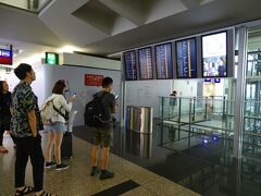 香港国際空港に到着。