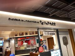 幾つか他の店を見て歩きます。
イタリアンもあります。「ナポリの下町食堂 川崎店」。
